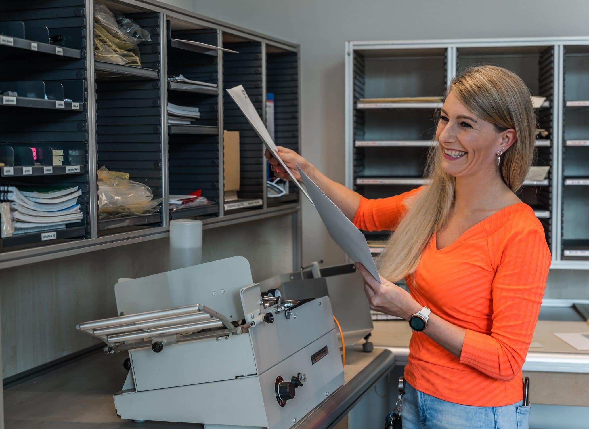 Medewerker Maggy Roelofs tijdens haar administratieve werkzaamheden.
