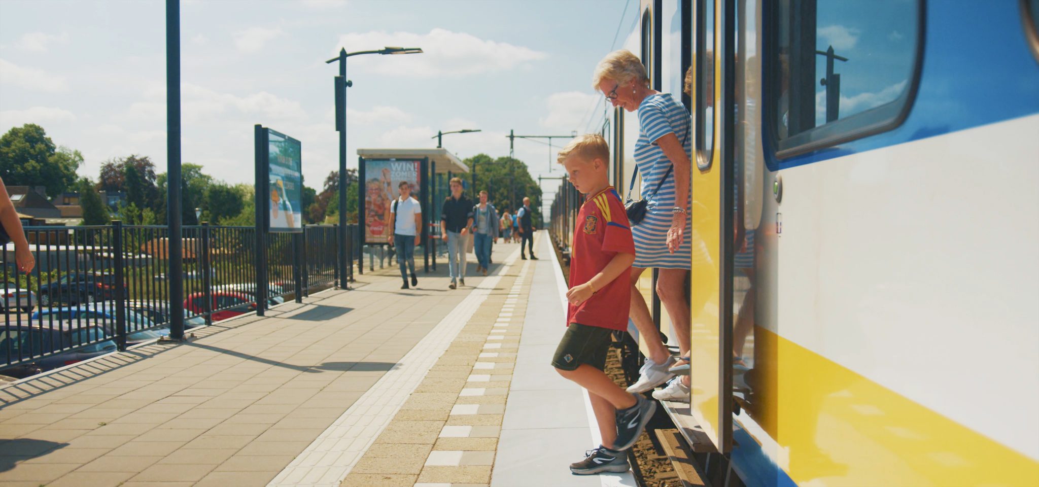 Een oma en 2 kleinkinderen stappen de trein op het station in Rijssen