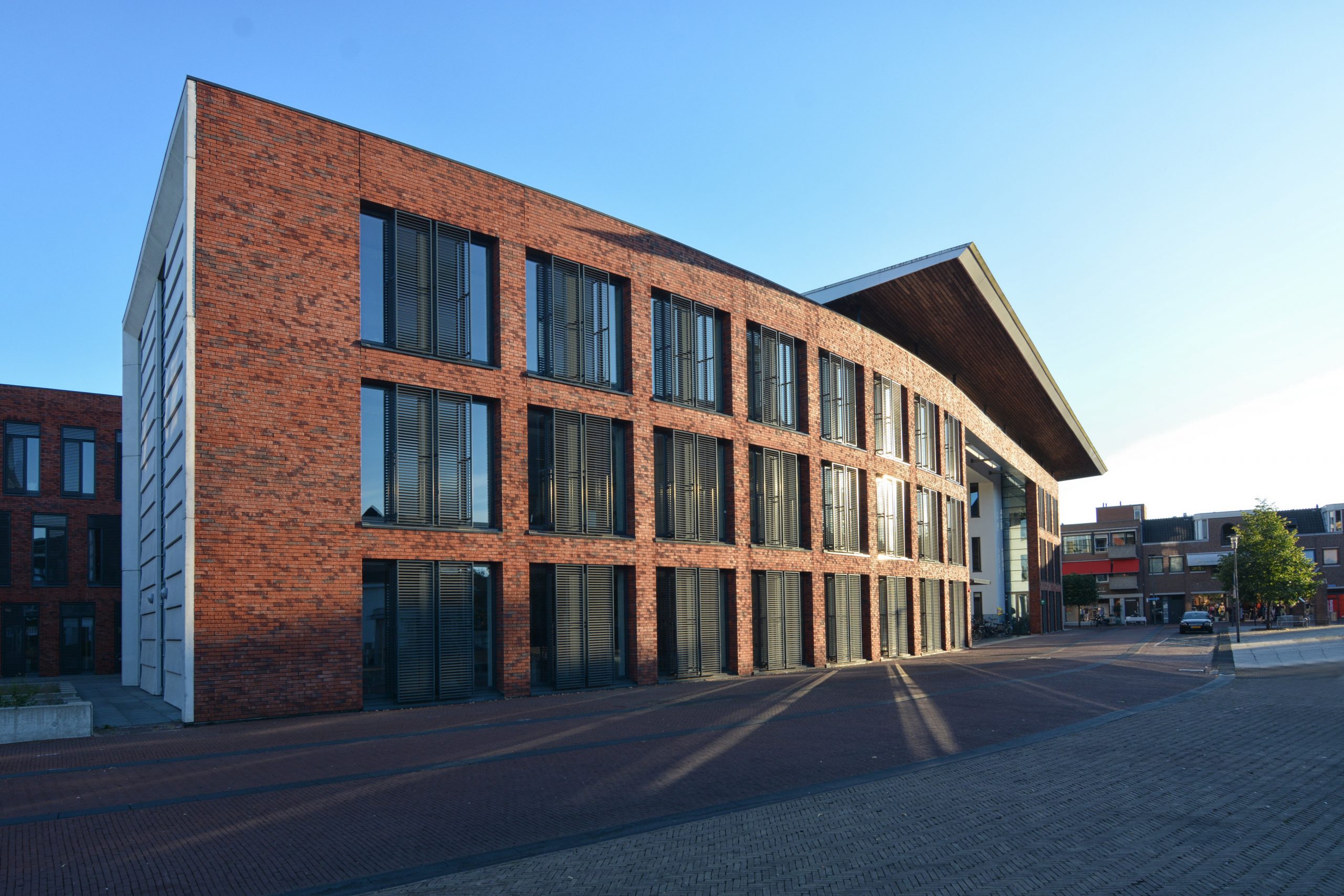 Het gemeentehuis in Rijssen gezien vanaf het Schild