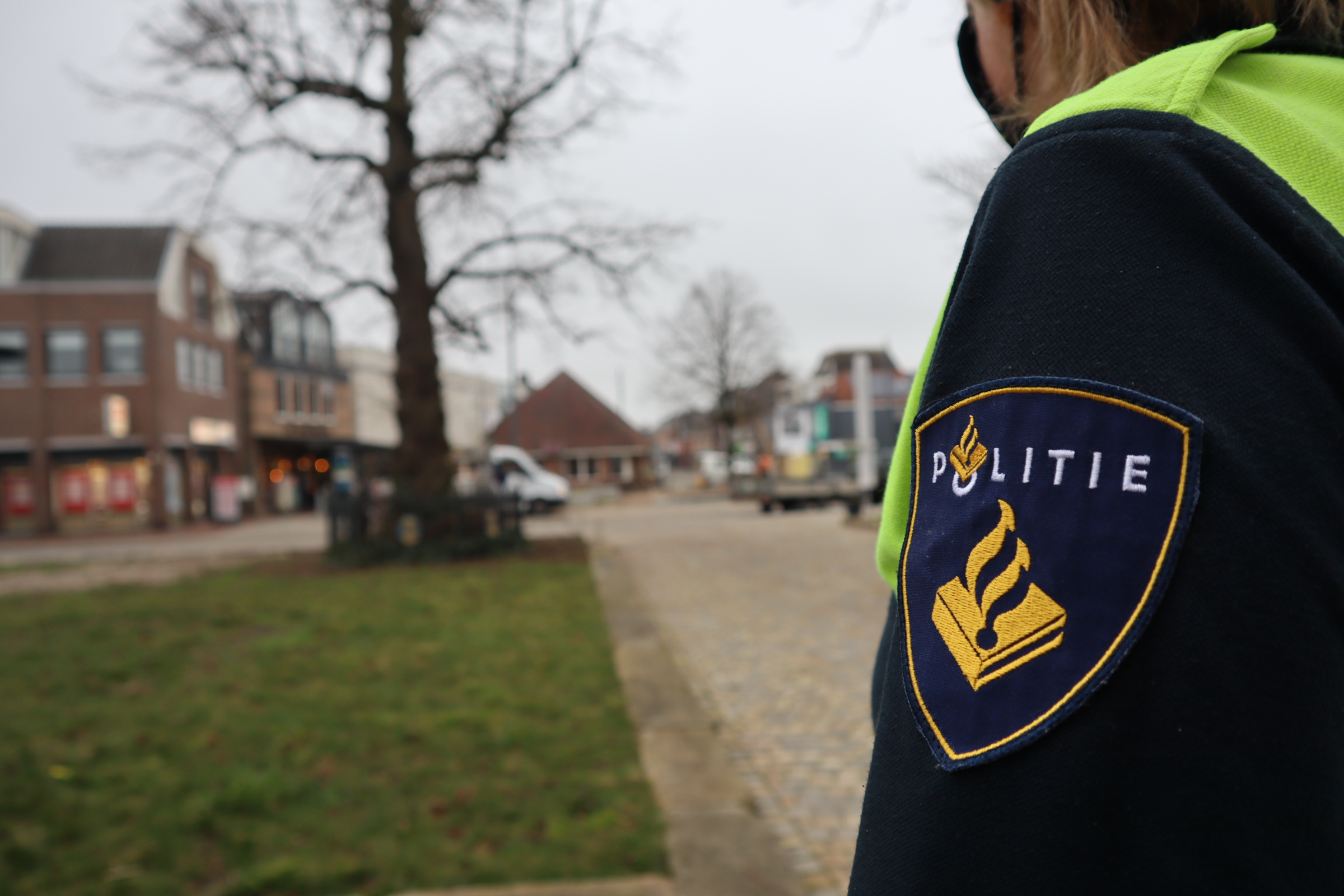 Het centrum van Rijssen vanuit het perspectief van een politieagent