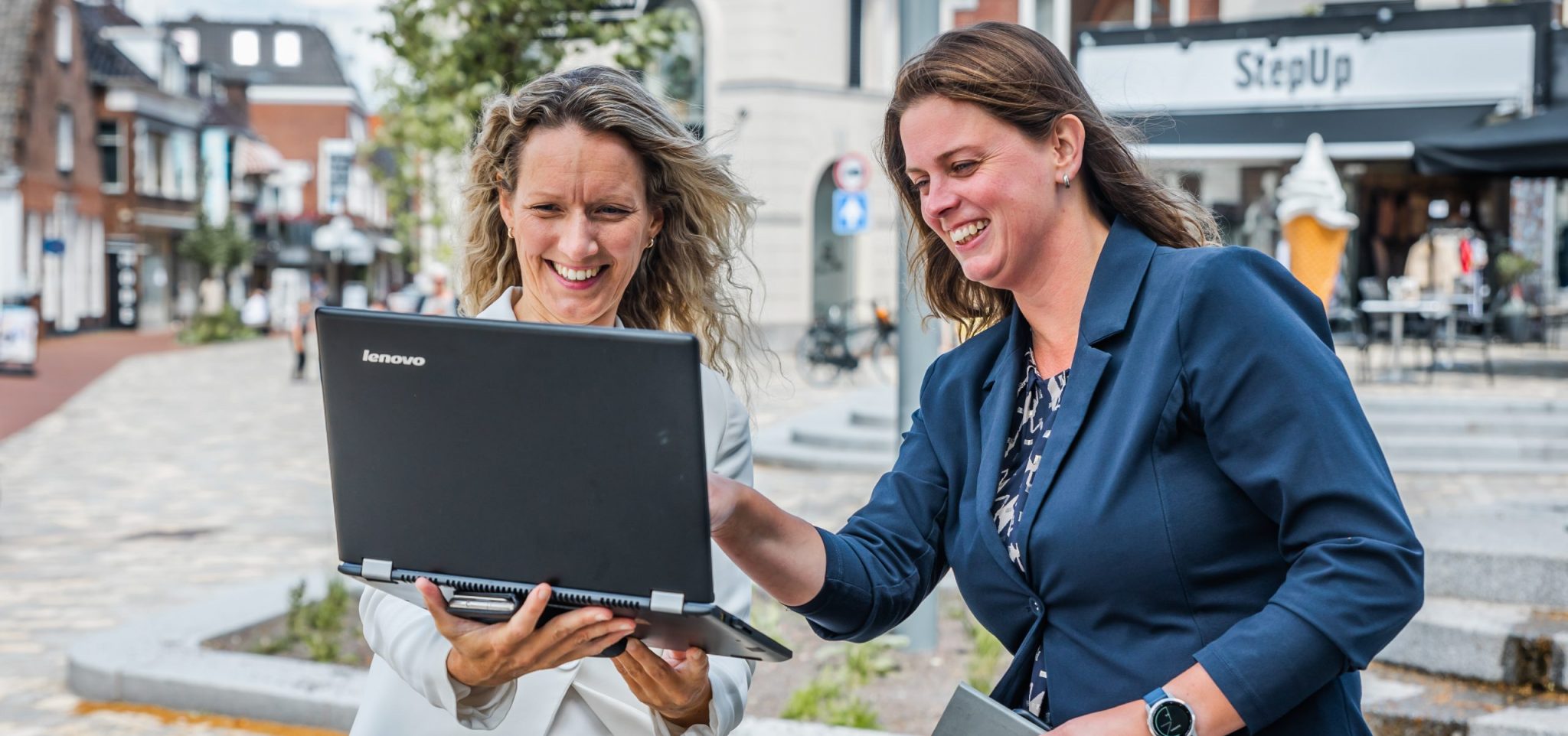 Accounmanger Vera Hakenberg (links) en Annemiek Mensink (rechts) in het centrum van Rijssen