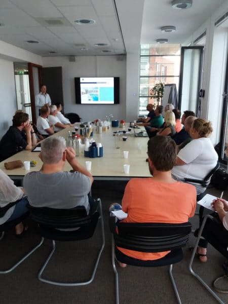 Verschillende betrokkenen bespreken de mogelijkheden voor nieuwbouw.