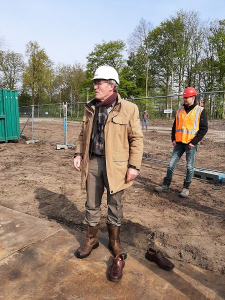 Wethouder Jan Aanstoot bij de start van de bouw van het nieuwe zwembad.