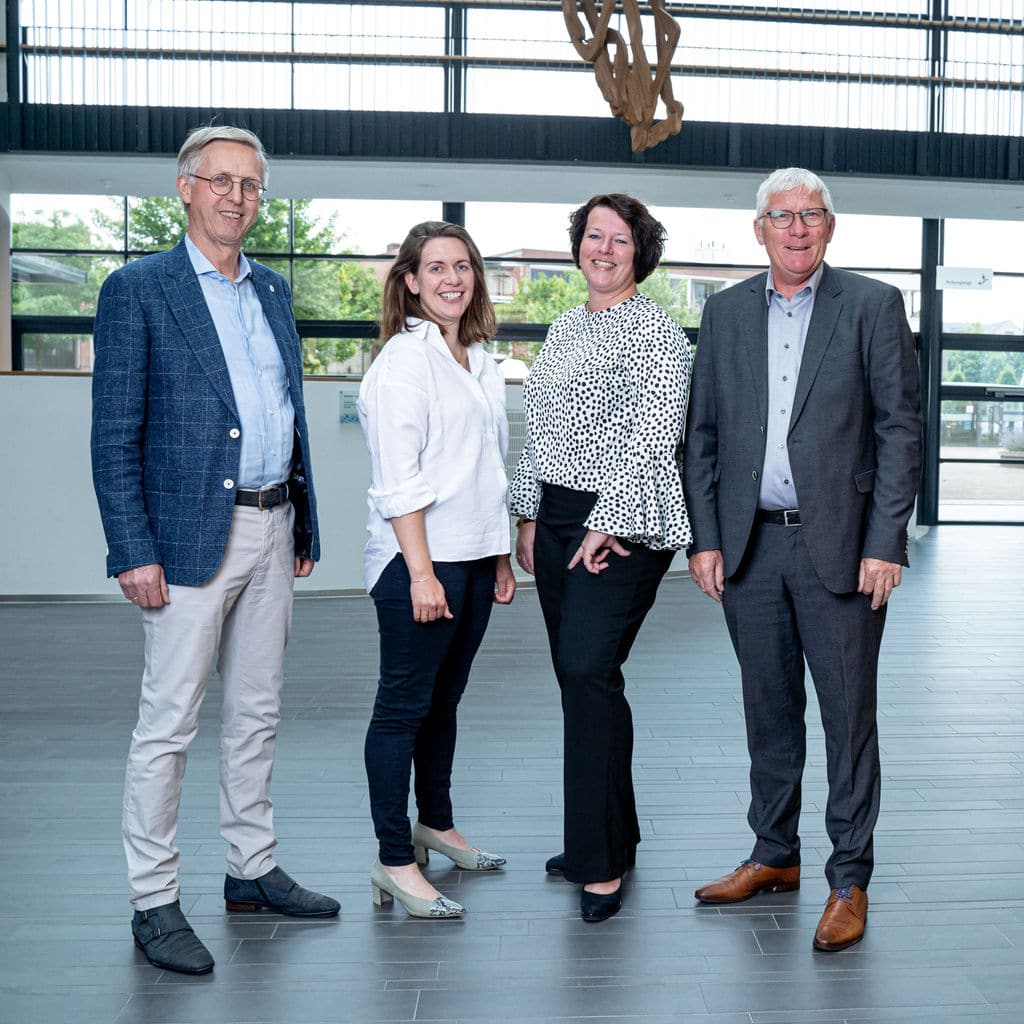 De fractie van de ChristenUnie in de hal van het gemeentehuis, met van links naar rechts: Tonnie Rozenkamp, Marit Ligtenberg-ten Hove, Frederike Hulshof-Boeve, Jan Berkhoff.