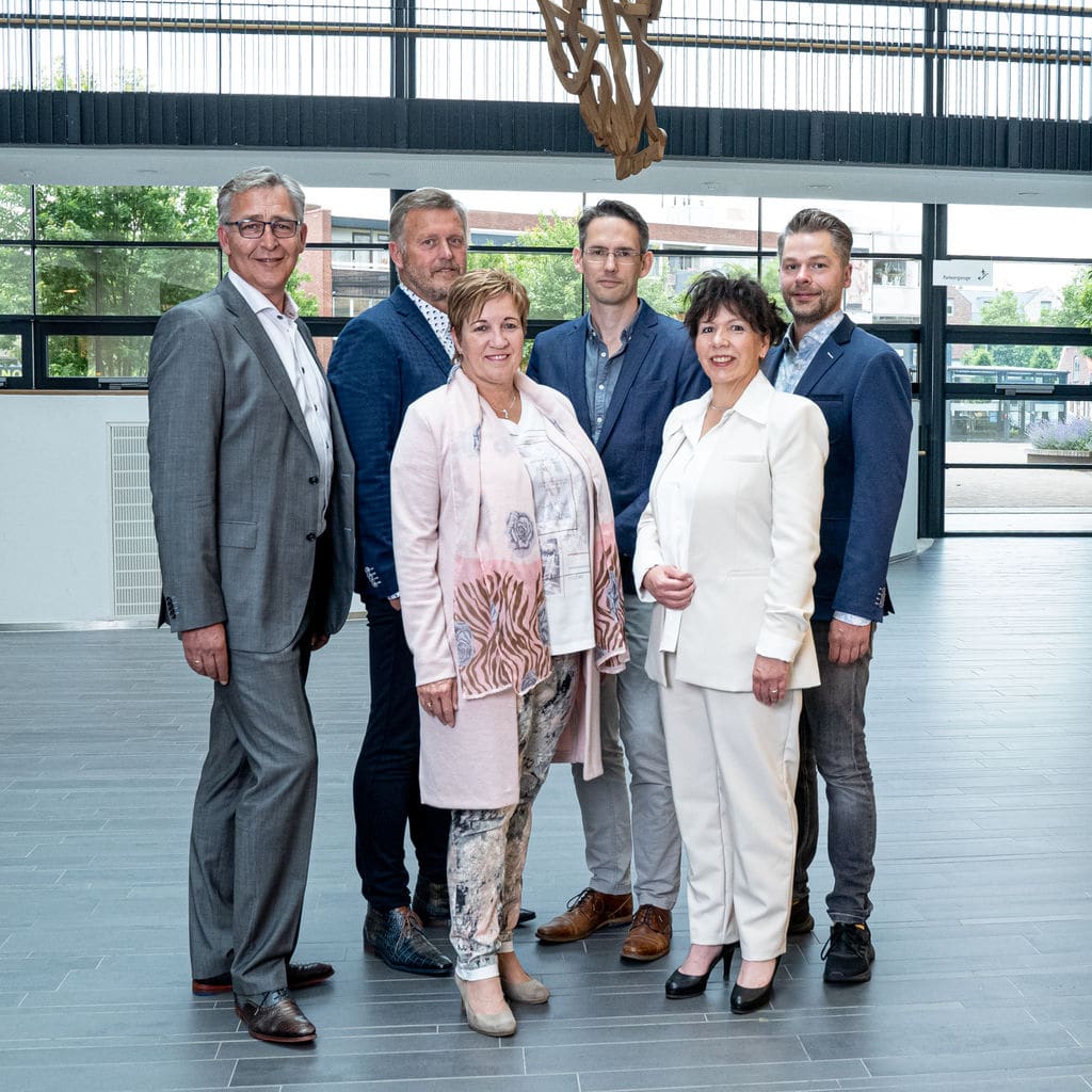 De fractie van Gemeentebelang in de hal van het gemeentehuis, met van links naar rechts: Erik Alberda, Jan Beunk, Jolanda Bronsvoort-Scholman, Arjan Tuijnder, Jannette Haverslag-Pekkeriet, Sander ter Harmsel.