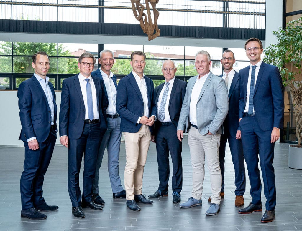 De fractie van de SGP in de hal van het gemeentehuis, met van links naar rechts: Sander Haase, Ewart Bosma, Richard Jansen, André Scheppink, Wim Reterink, Jan Erik Rietman, Jan Noeverman, Bart Voorman.