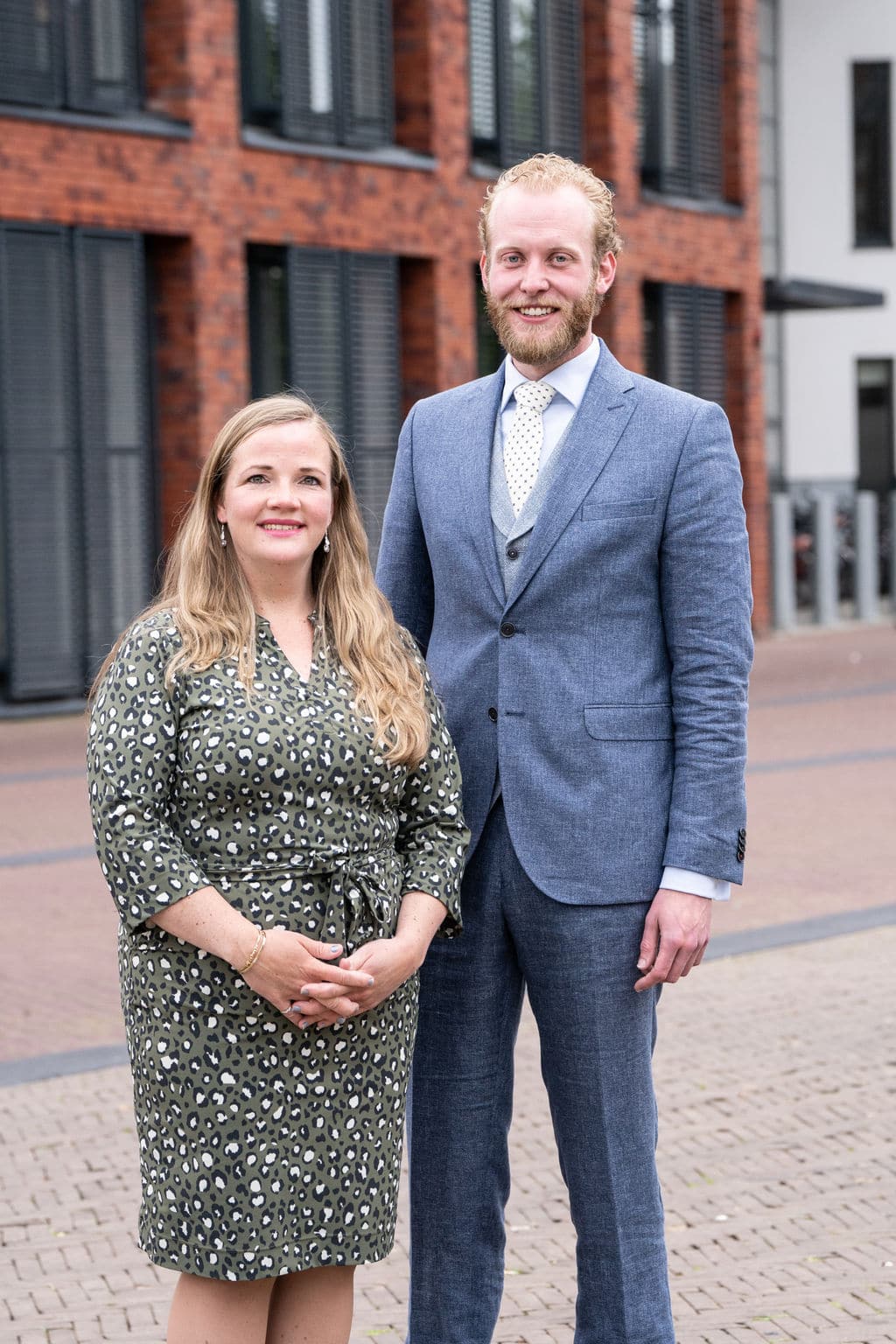 De fractie van de VVD op het Europaplein voor het gemeentehuis, met van links naar rechts: Eslbeth Deijk, Bart-Jan van den Berg.