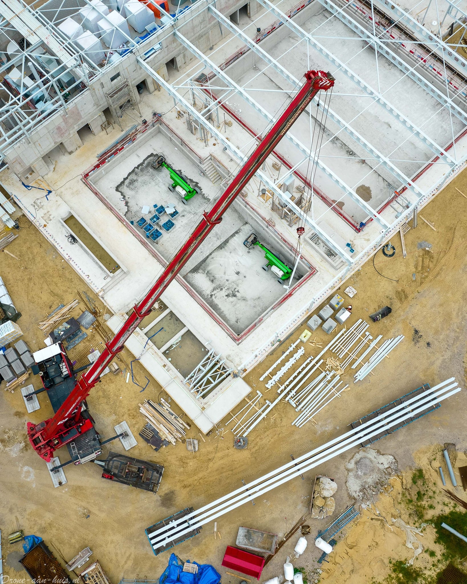 Kraanwerkzaamheden bij de bouw van het nieuwe binnenbad.