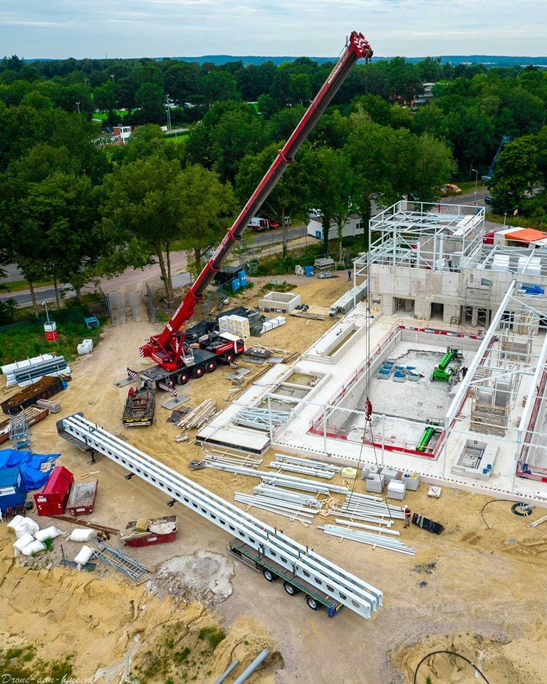 Een overzicht van de werkzaamheden aan de staalconstructie van het nieuwe binnenbad.