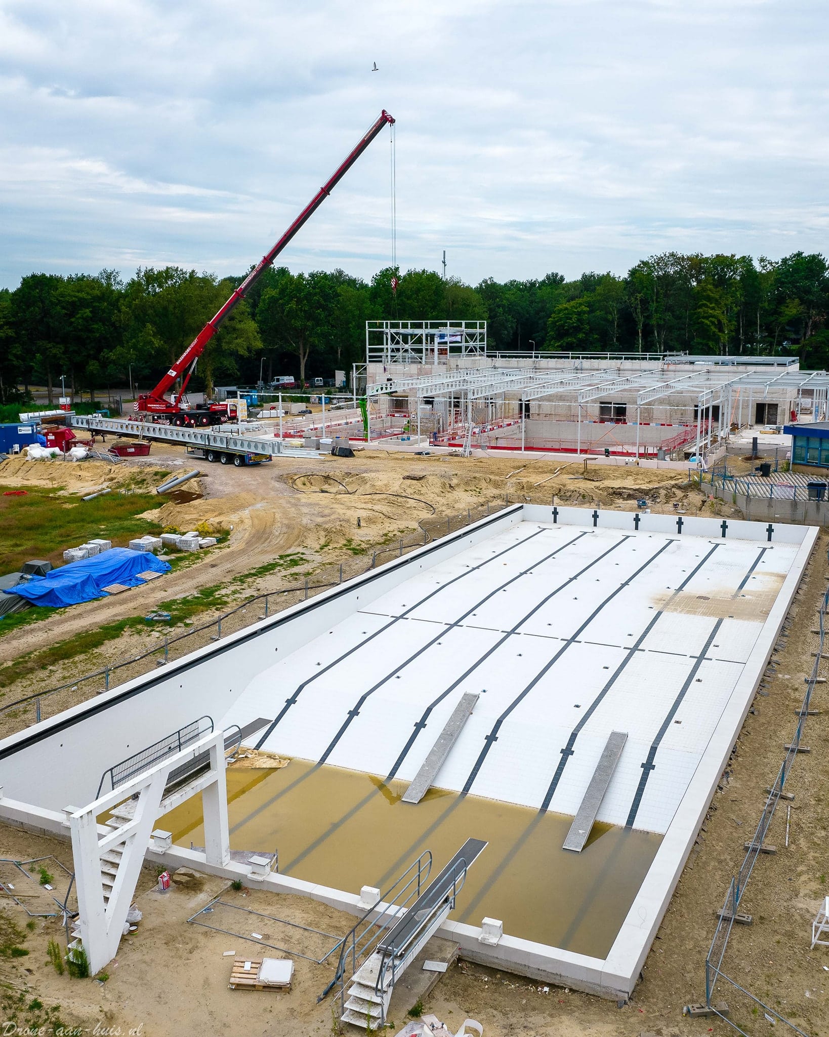 Vanaf het nieuwe buitenbad is te zien hoe de staalconstructie om het nieuwe binnenbad staat.