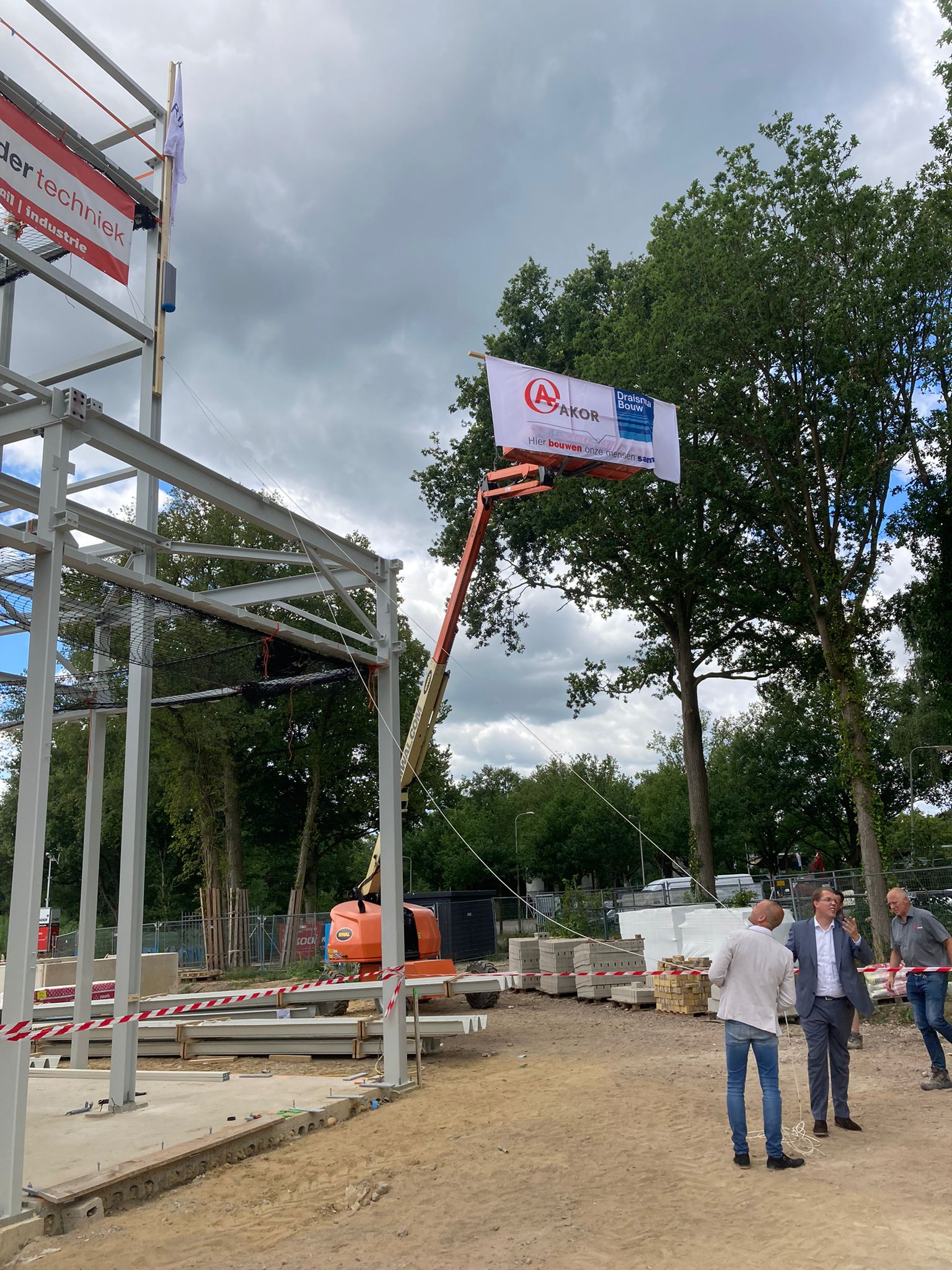 Het hoogste punt in de bouw van het nieuwe zwembad werd gevierd door wethouder en ondernemers.