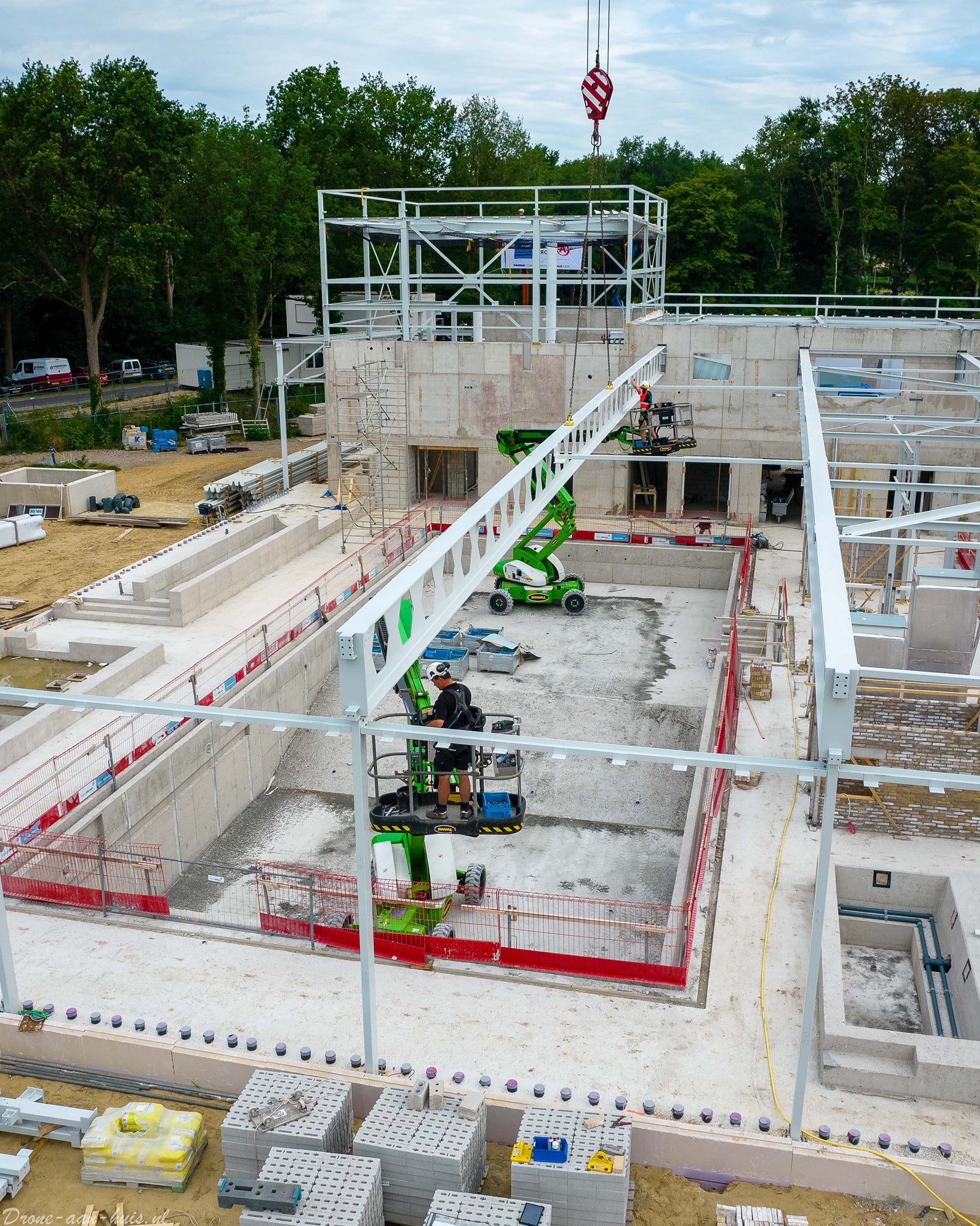 Bouwvakkers werken aan het nieuwe binnenbad.